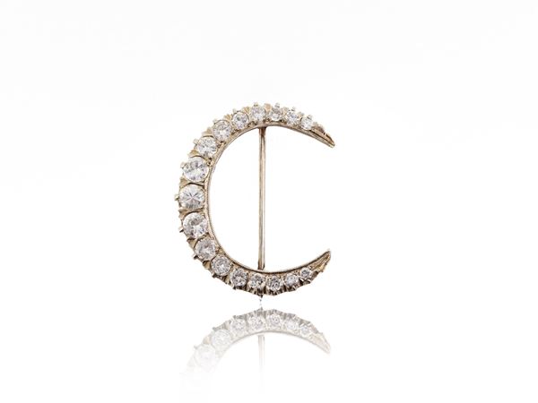 Whitegold moon brooch in with diamonds