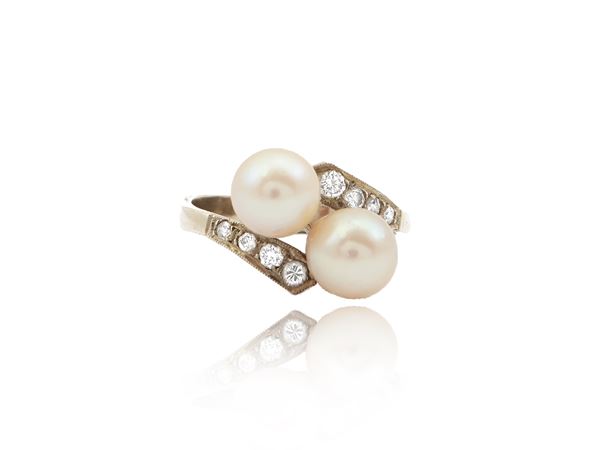 White gold contrariè ring with diamonds and cultured pearls