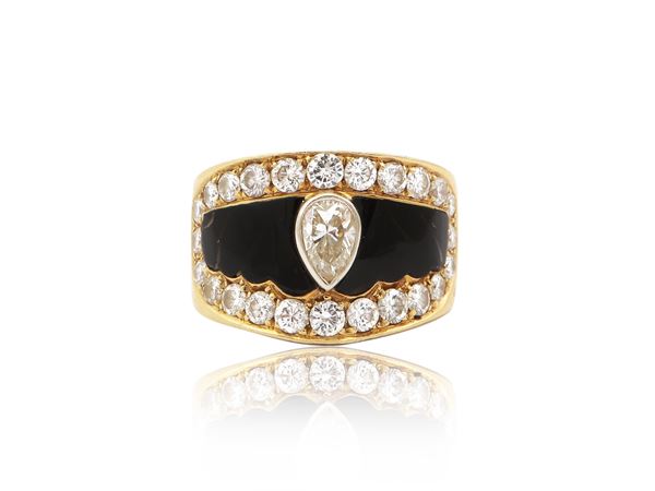 Yellow gold band ring with diamonds and onyx