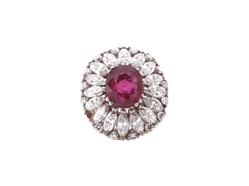 Anello in Oro Bianco con Diamanti e Rubino