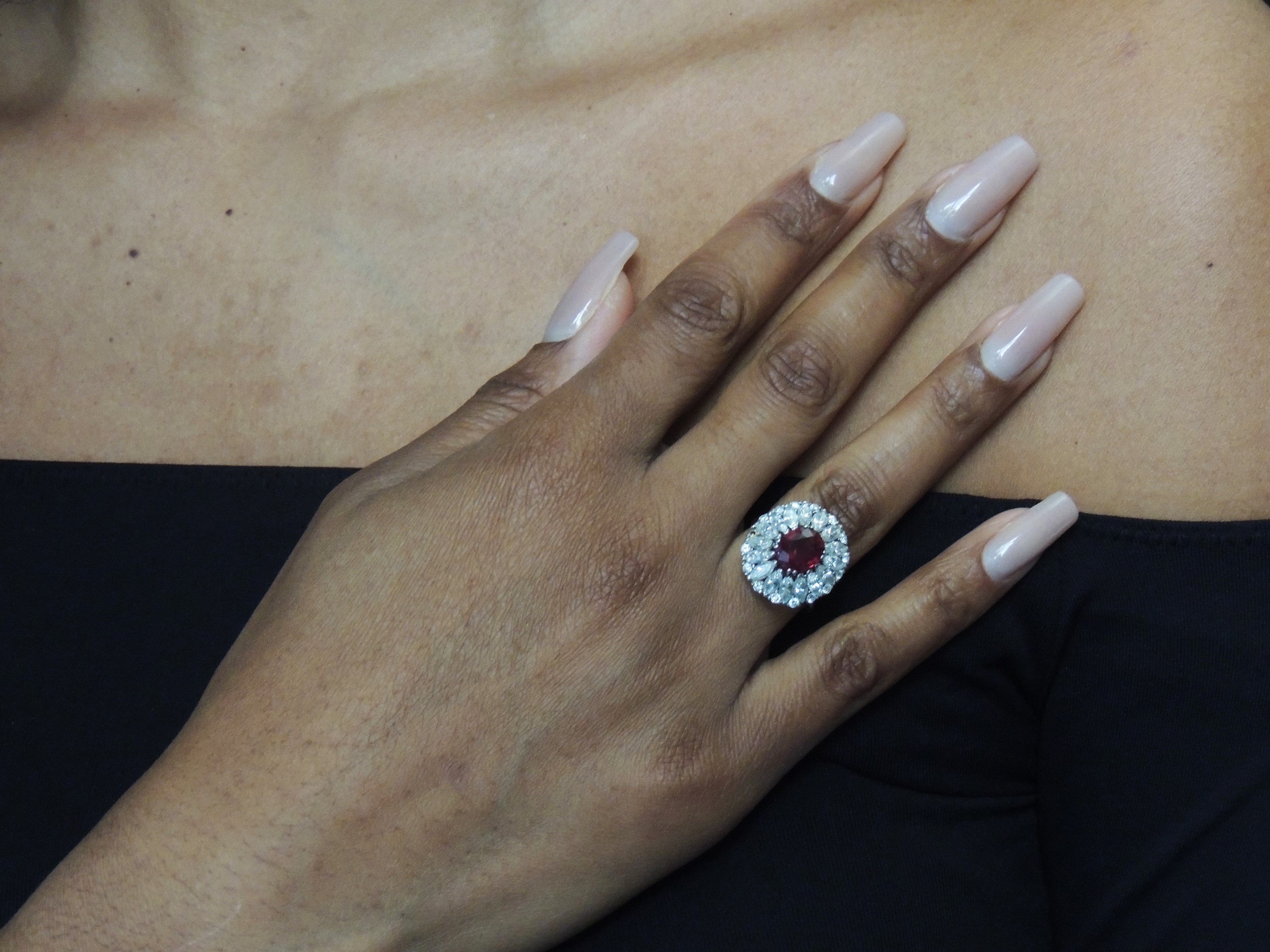 Anello in oro bianco con diamanti e rubino