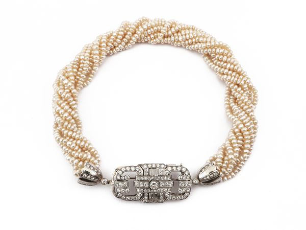 Collana multifilo di perle coltivate barocche con fermezza  spilla in oro bianco e diamanti