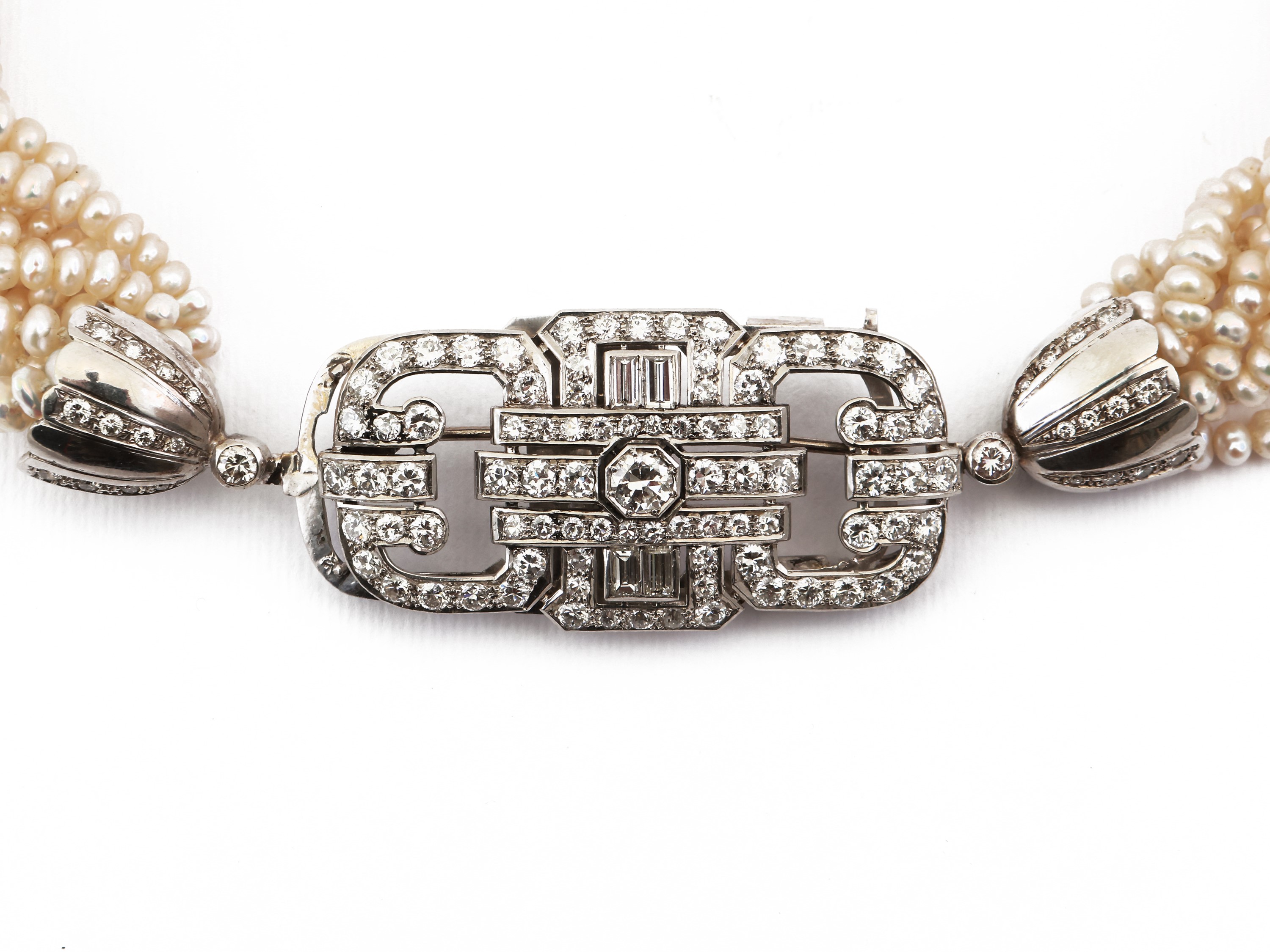 Collana multifilo di perle coltivate barocche con fermezza spilla in oro bianco e diamanti