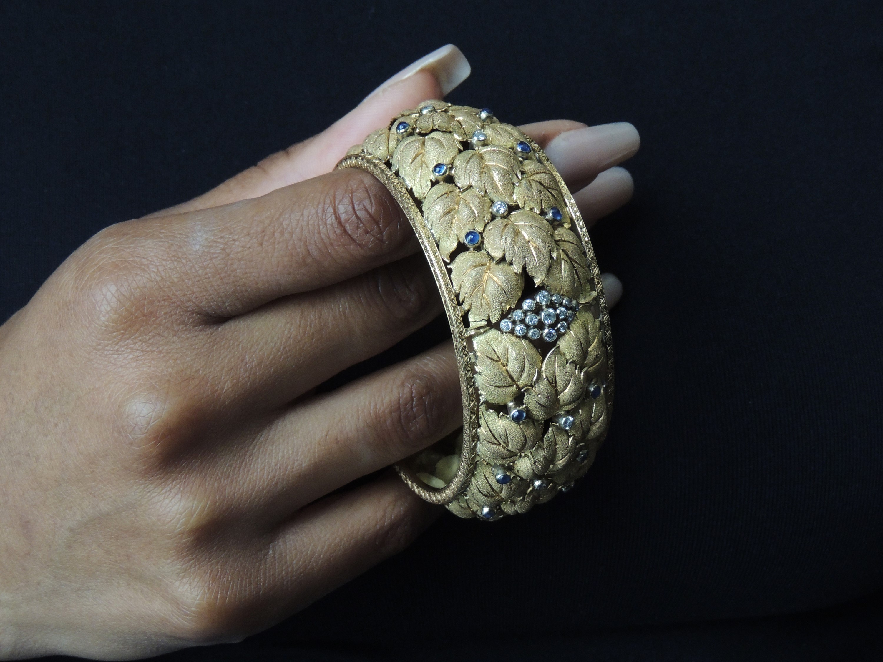 Bracciale Rigido in Oro Giallo con Diamanti e Zaffiri