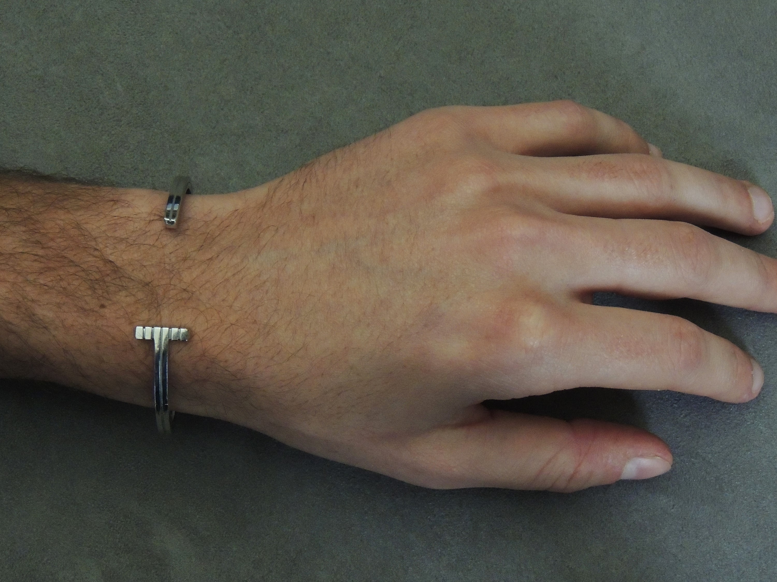 Tom Ford, Bracciale Rigido da Uomo 'striped T' in Oro Bianco