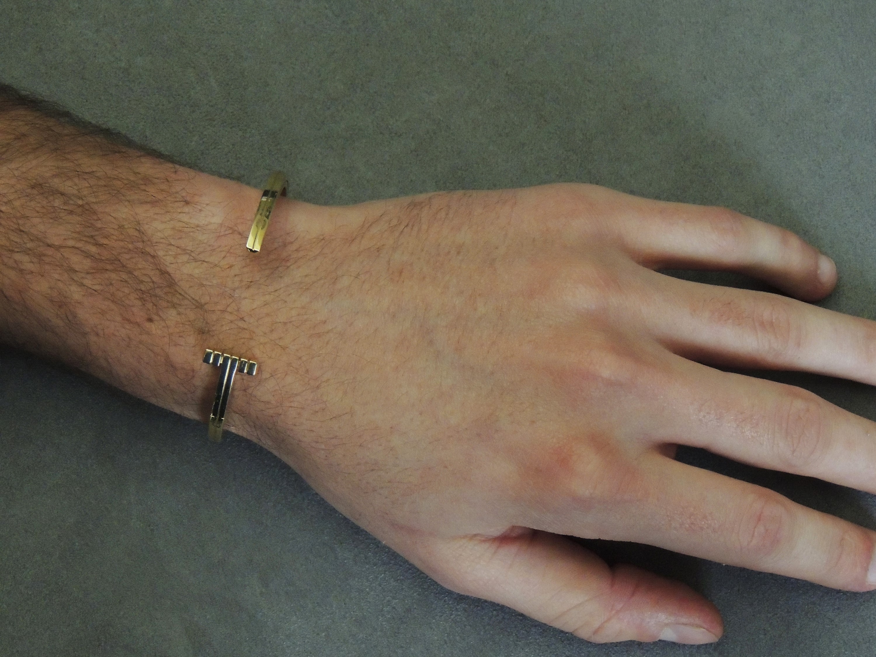 Tom Ford, Bracciale Rigido da Uomo 'striped T' in Oro Giallo