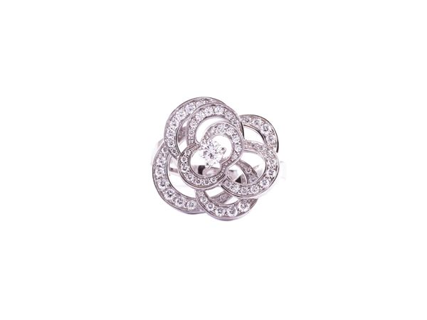 Chanel, anello 'Fil de Camèlia' in oro bianco con diamanti