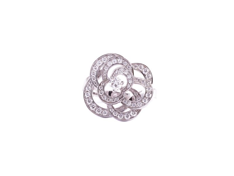 Chanel, Anello 'fil De Camèlia' in Oro Bianco con Diamanti
