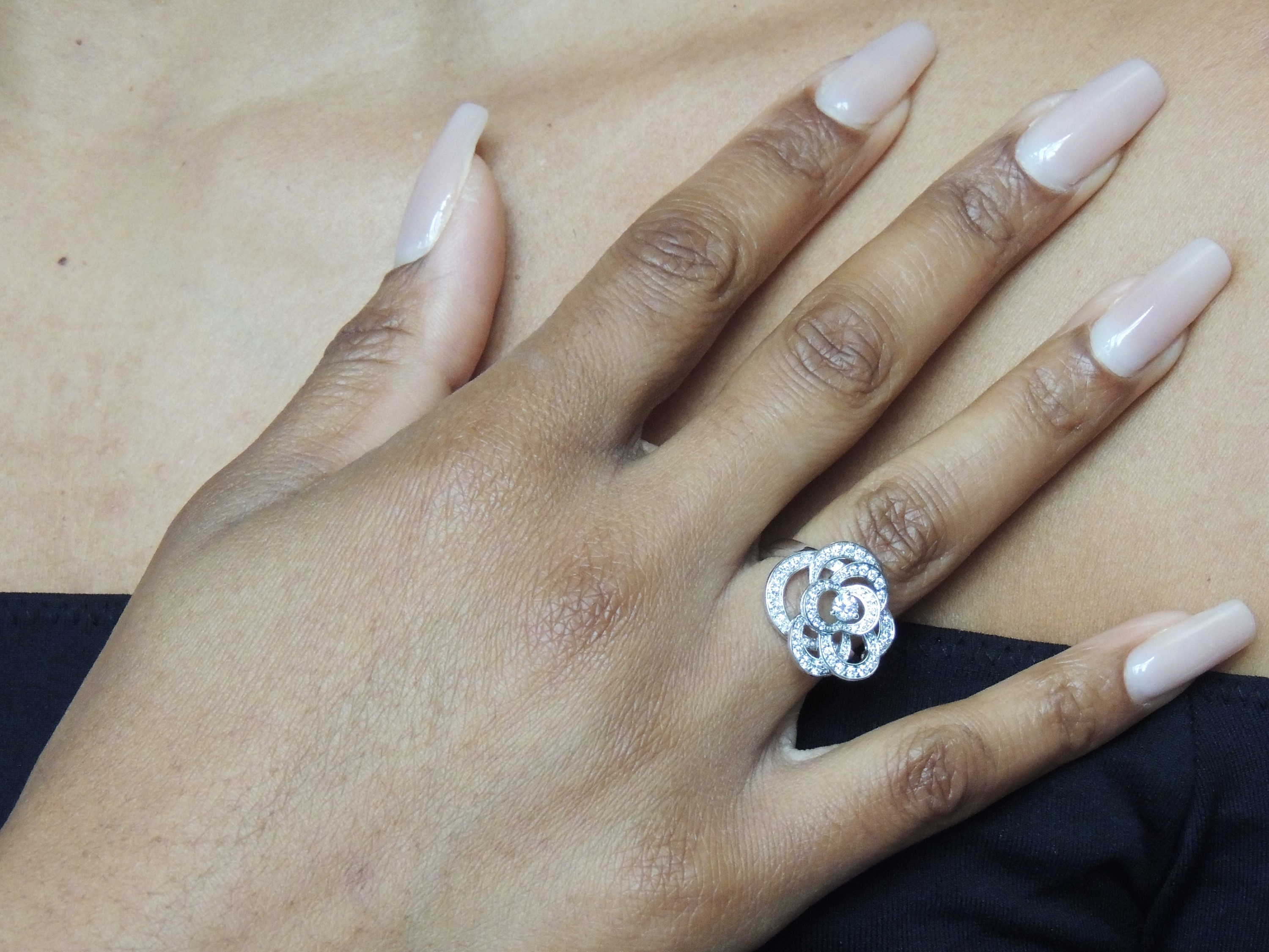 Chanel, Anello 'fil De Camèlia' in Oro Bianco con Diamanti