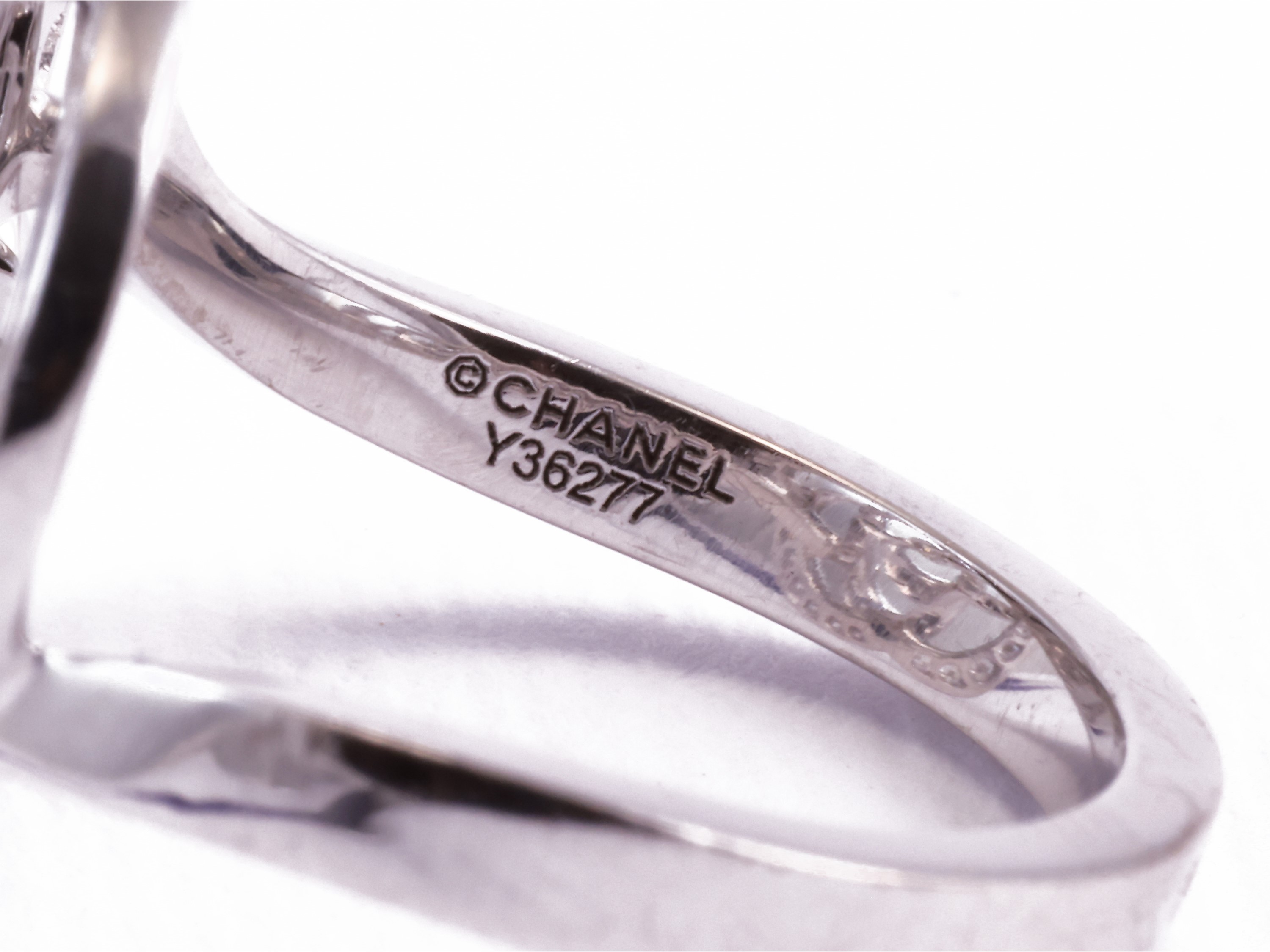 Chanel, Anello 'fil De Camèlia' in Oro Bianco con Diamanti