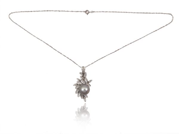White gold chain and pendant with diamonds and Thaiti silver pearl