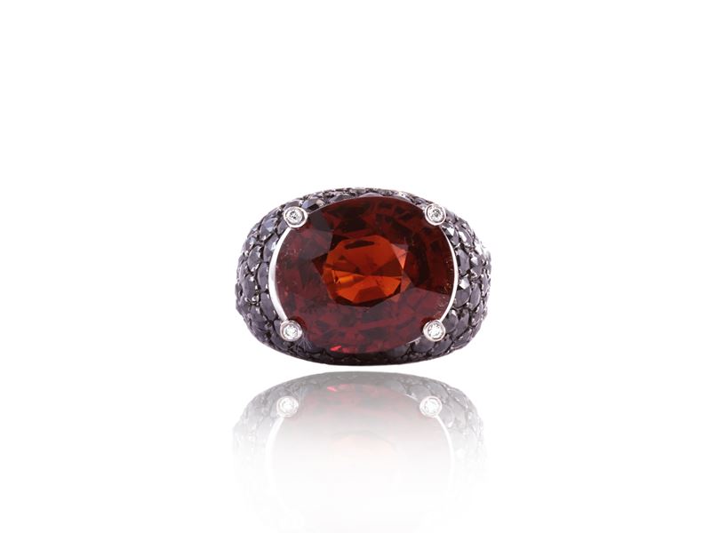 Anello in Oro Bianco con Diamanti Neri e Granato