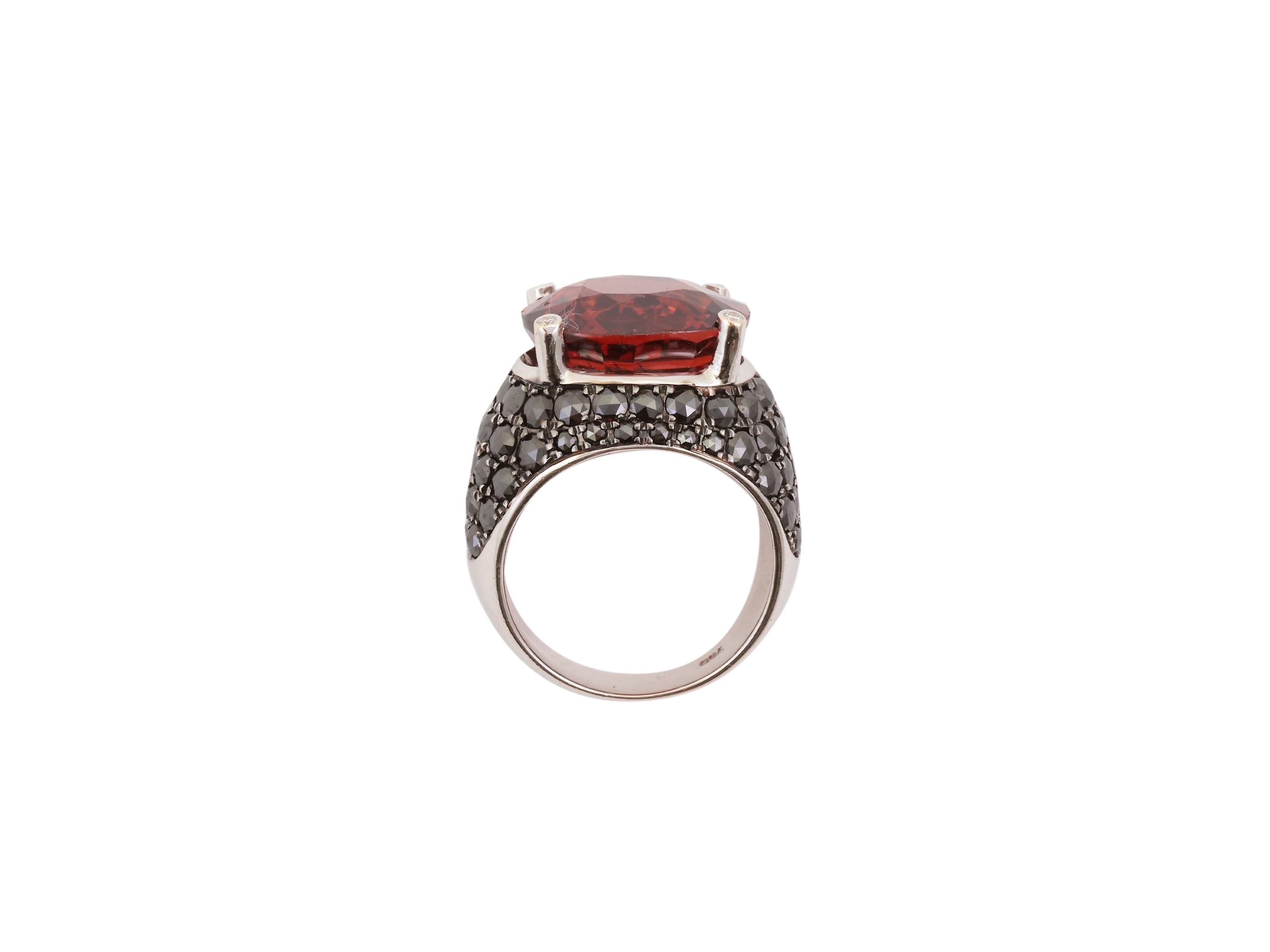 Anello in Oro Bianco con Diamanti Neri e Granato