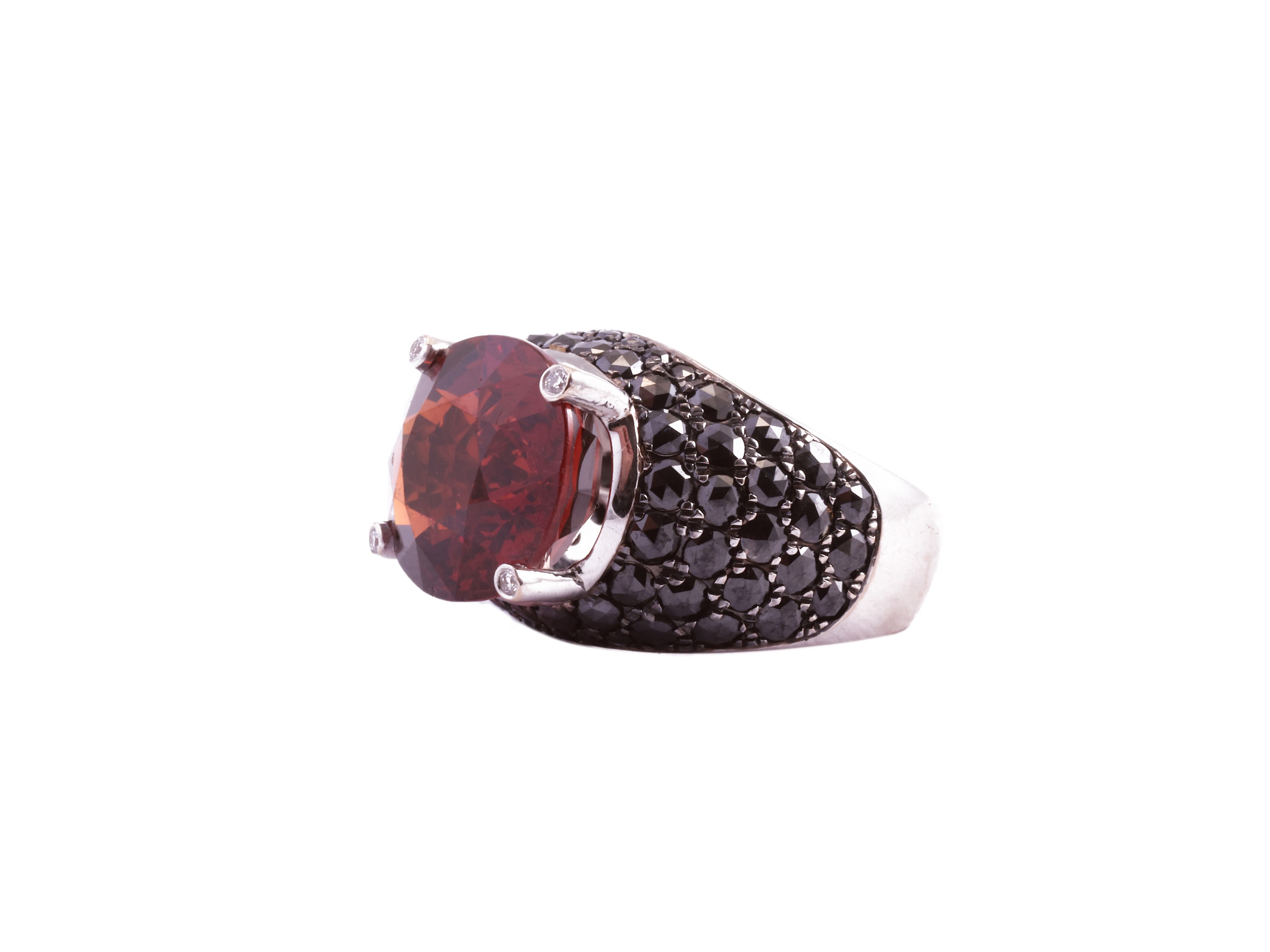Anello in Oro Bianco con Diamanti Neri e Granato