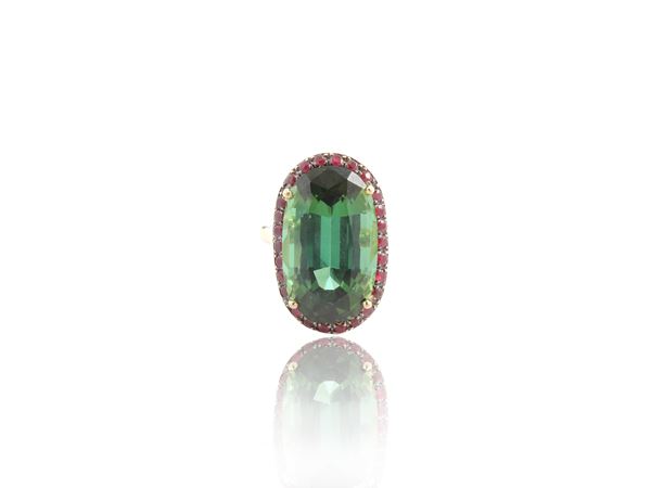 Yellow gold ring with rubies and green tourmaline