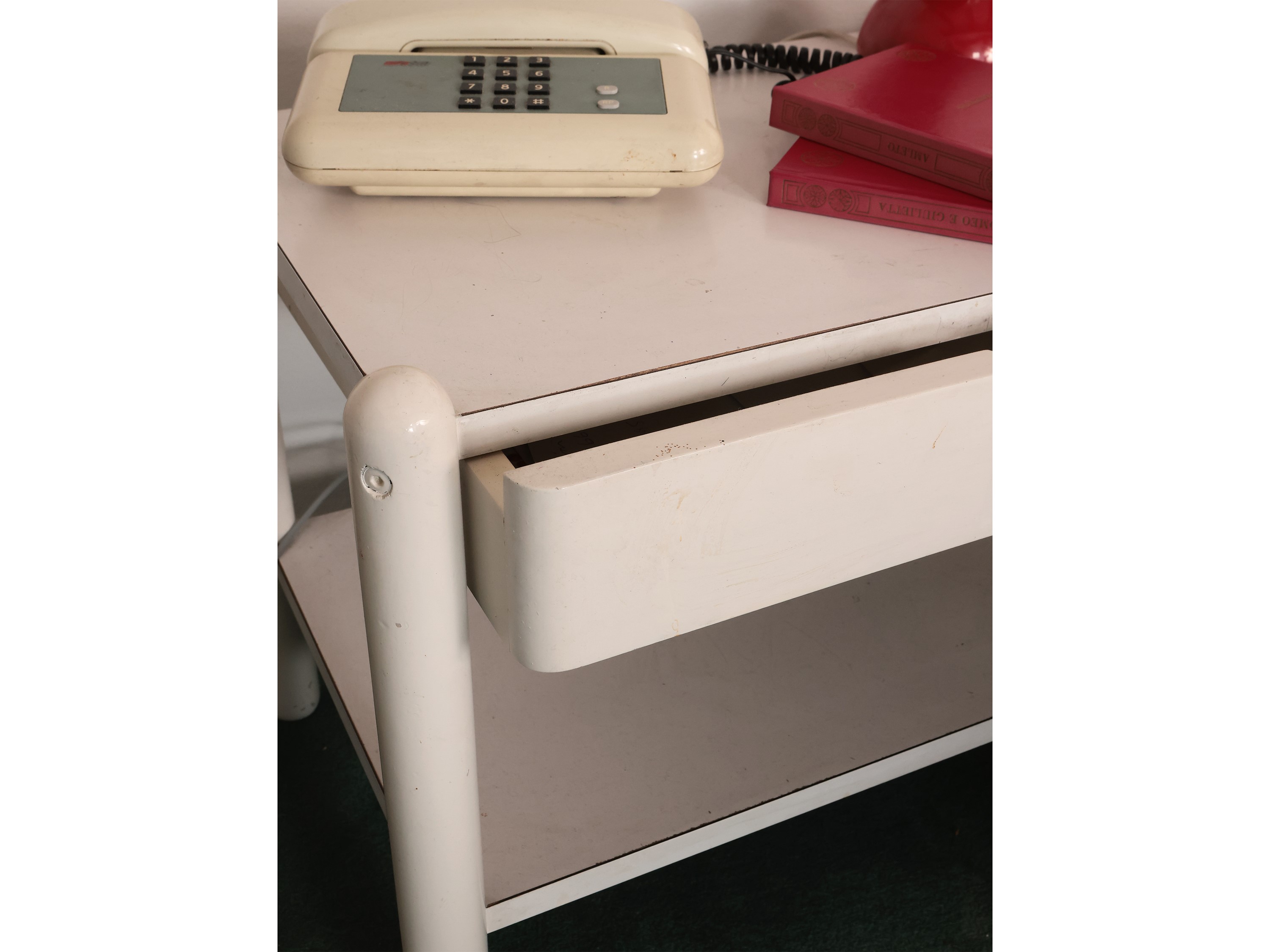 Coppia di Comodini in Legno Laccato Bianco, Poltronova