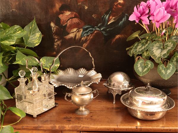 Lot of silver metal table accessories