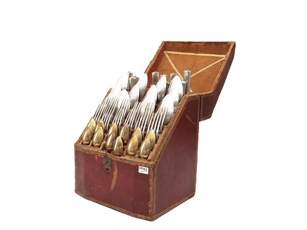 Cutlery box in embossed leather highlighted in gold