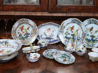 Assortimento di Accessori per la Tavola in Ceramica, Faenza