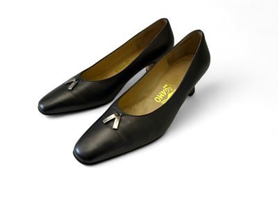 Salvatore Ferragamo, Borsetta da Sera in Pelle Argento e un Paio di Decolleté