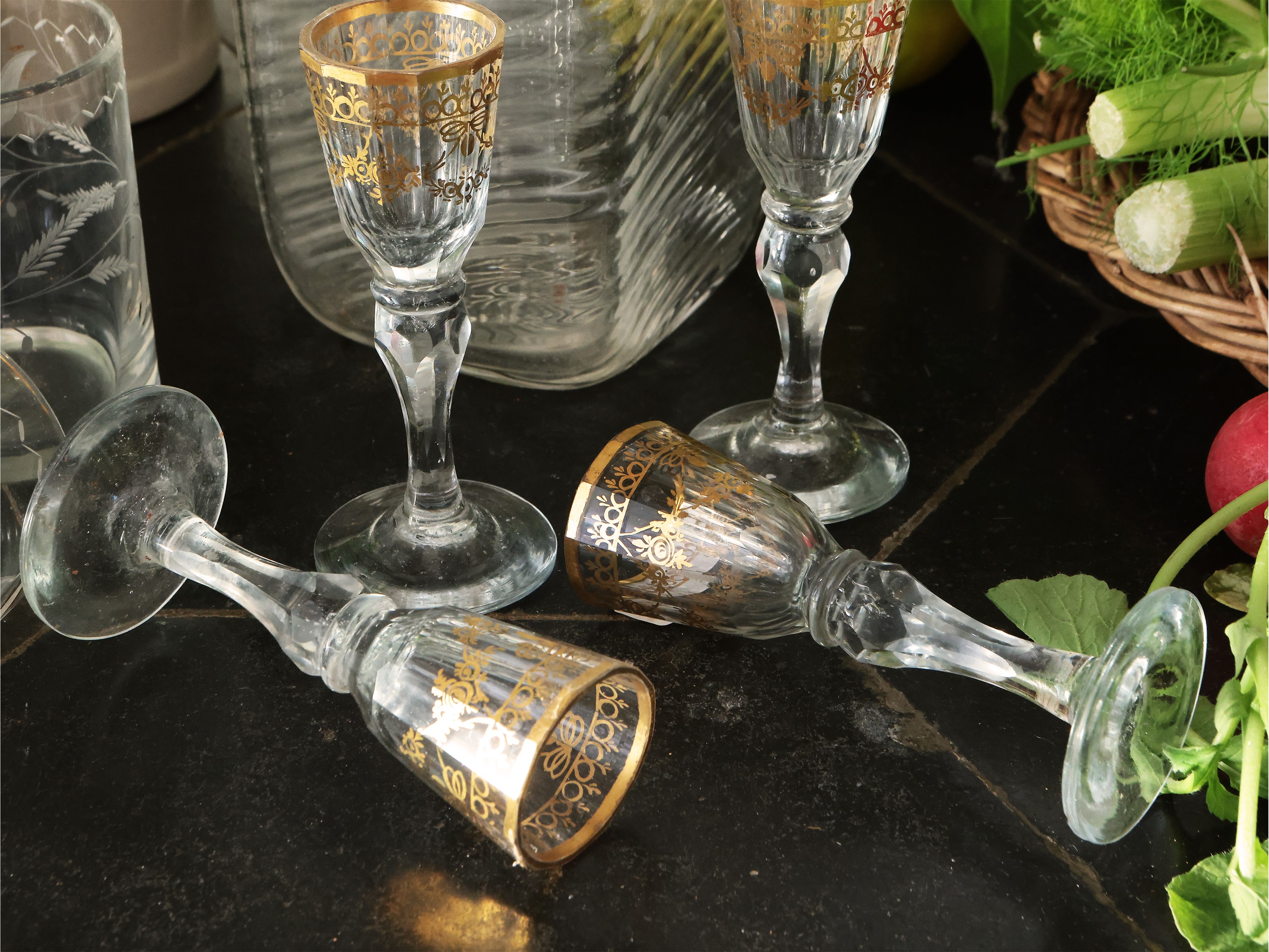 Assortimento di Bicchieri D'epoca in Vetro