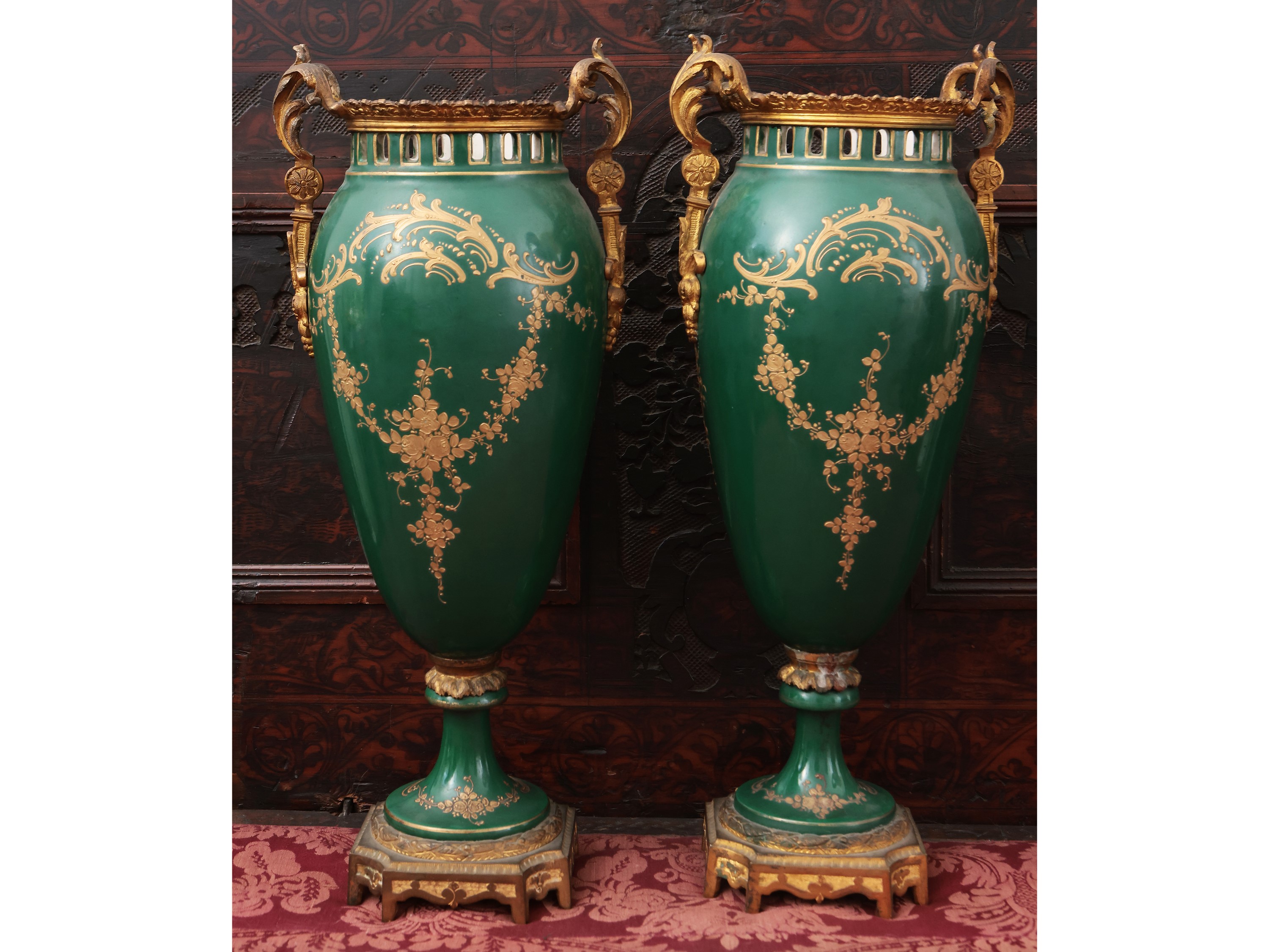 Coppia di Vasi in Porcellana e Bronzo Dorato, Sevres