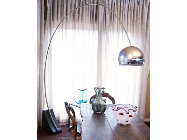 Arched floor lamp in chromed metal