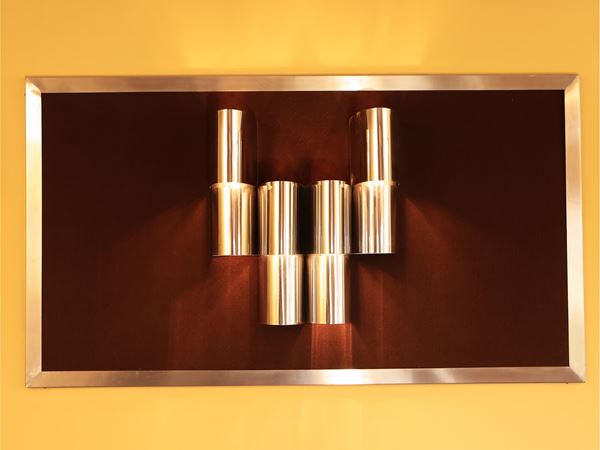 Pannello luminoso con elementi cilindrici in metallo cromato