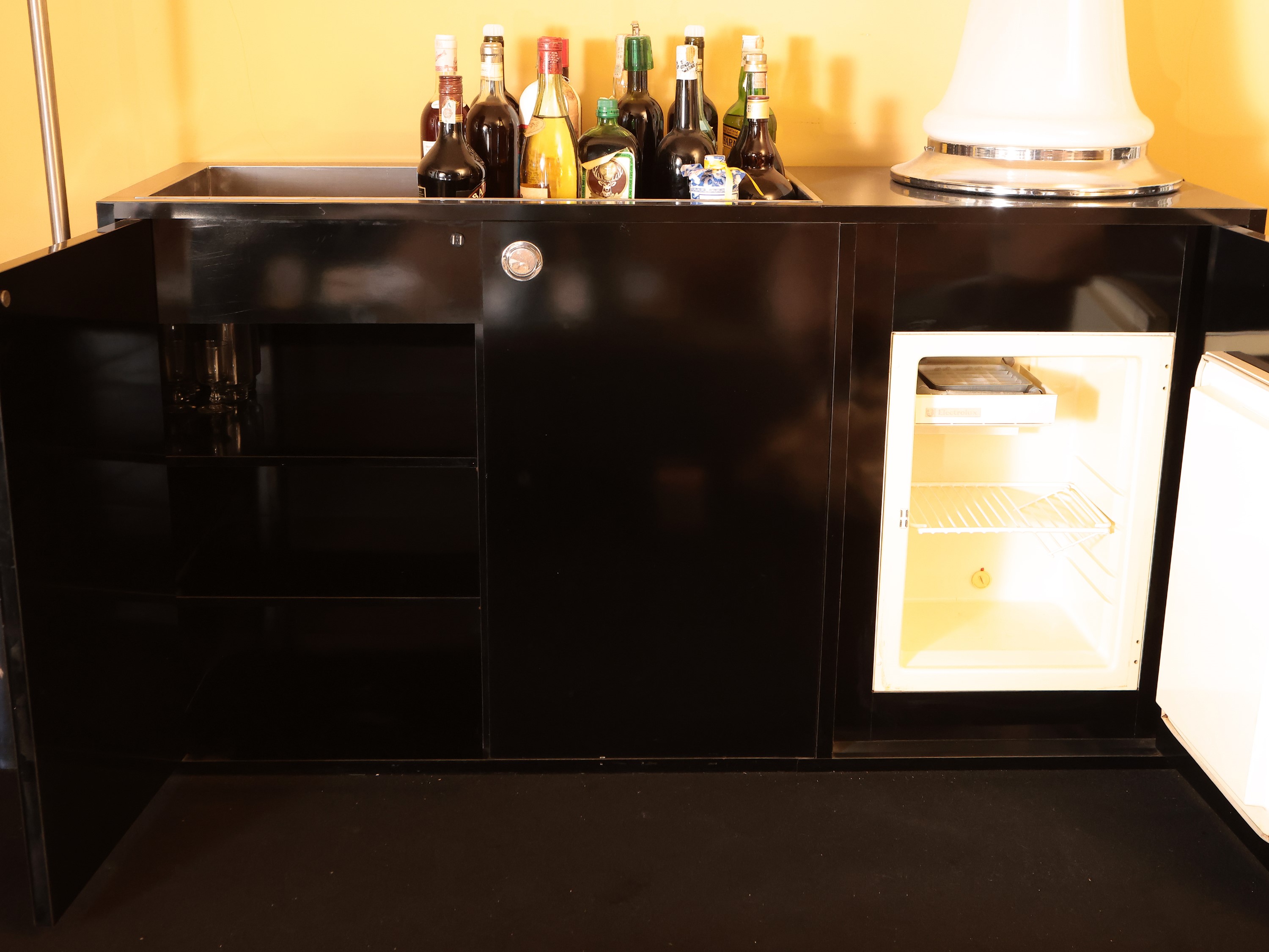 Mobile Bar in Laminato Nero e Acciaio