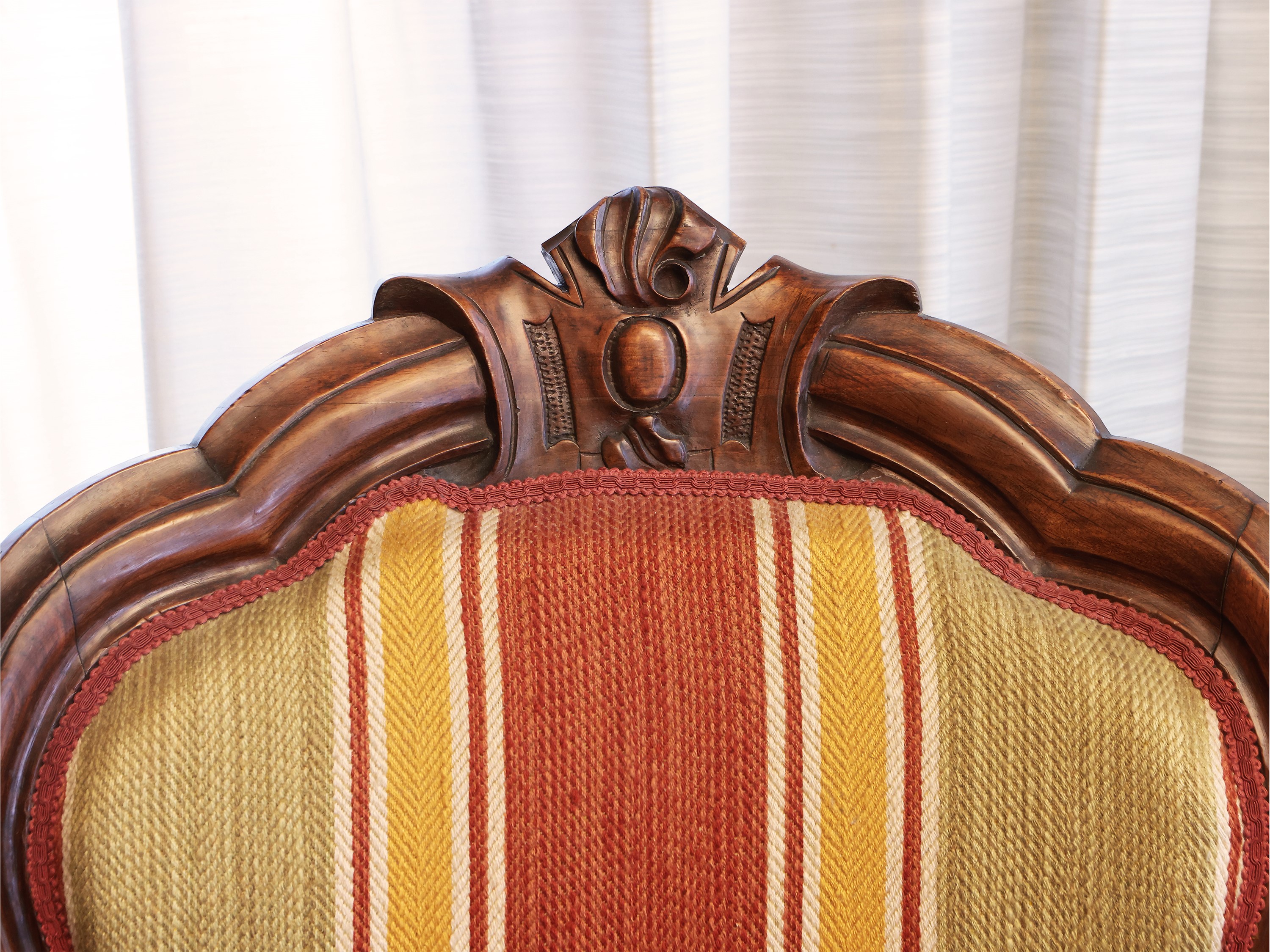 Coppia di poltrone in noce