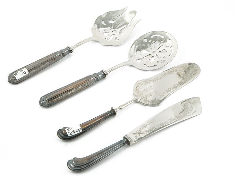 Due Set di Posate da Portata da Dolce con Manico Rivestito in Argento