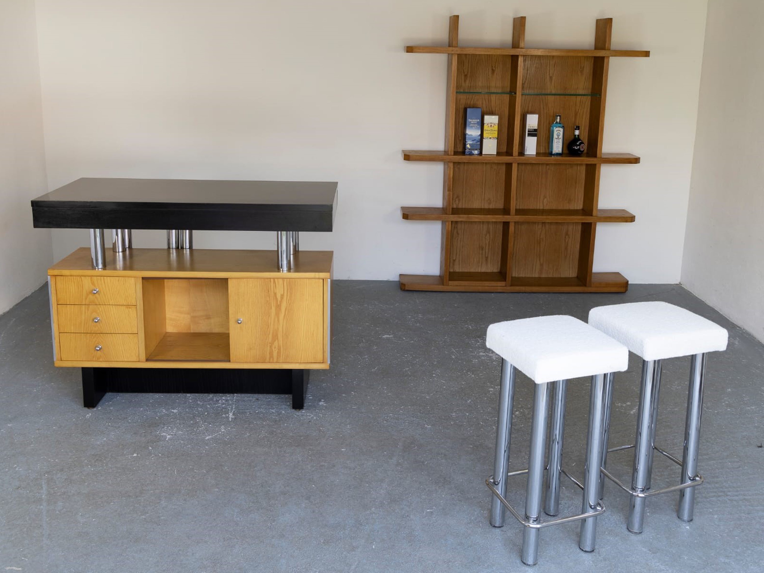Mobile Bar in Frassino con Due Sgabelli in Cromo