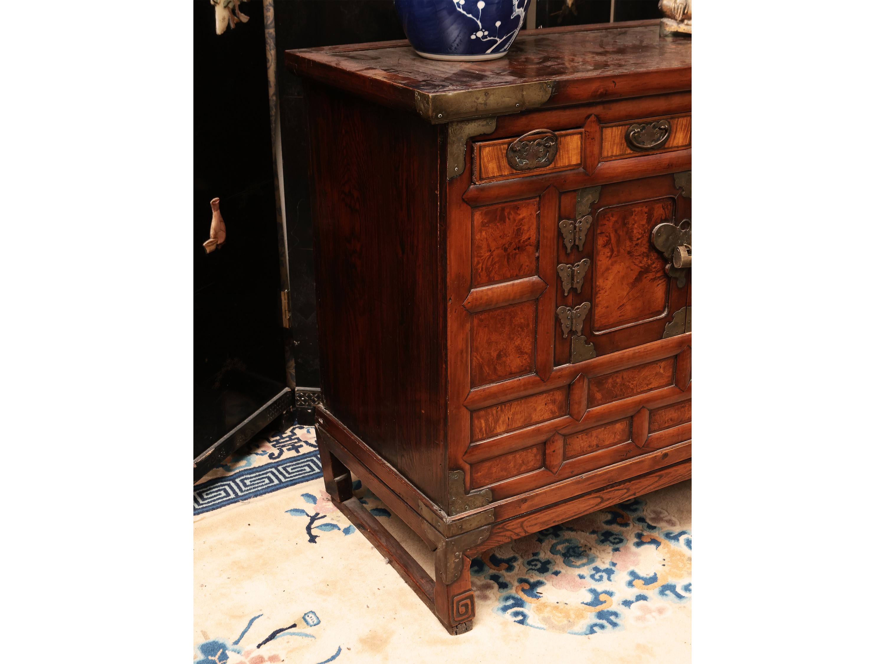 Piccola Credenza Orientale in Tek e Radica