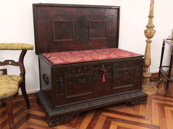 Urn chest in walnut with an eclectic taste