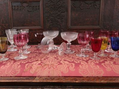 Assortimento di Bicchieri in Cristallo e Vetro Multicolore