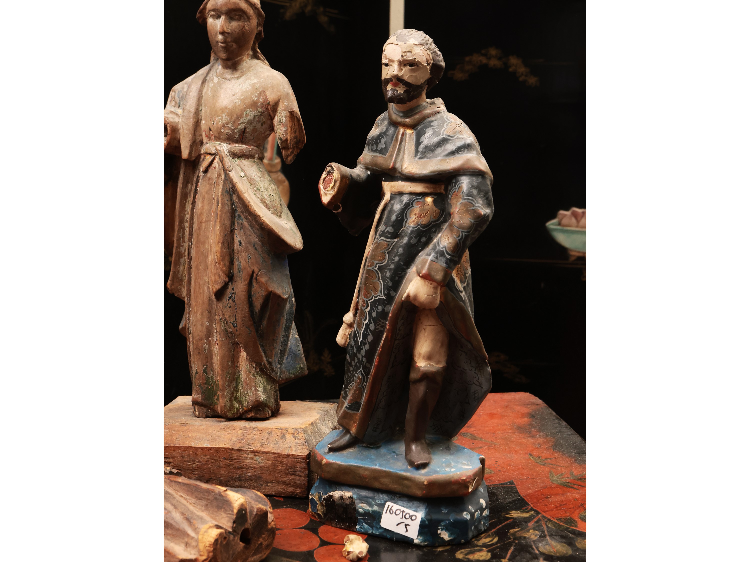 Cinque Figure Lignee, Probabile Arte Orientale
