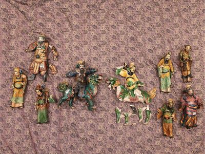 Gruppo di Nove Figure in Terracotta Invetriata, Cina