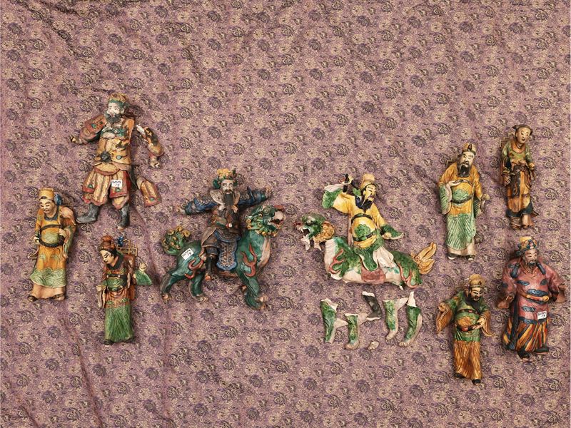 Gruppo di Nove Figure in Terracotta Invetriata, Cina