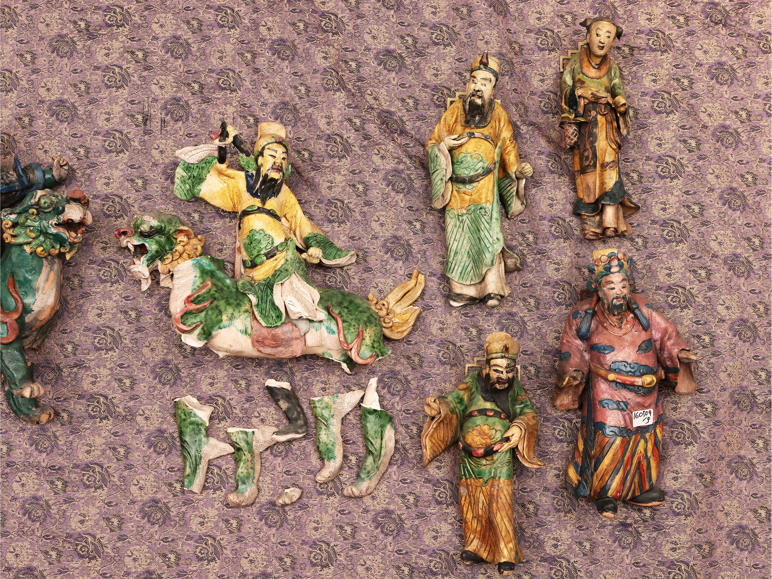 Gruppo di Nove Figure in Terracotta Invetriata, Cina