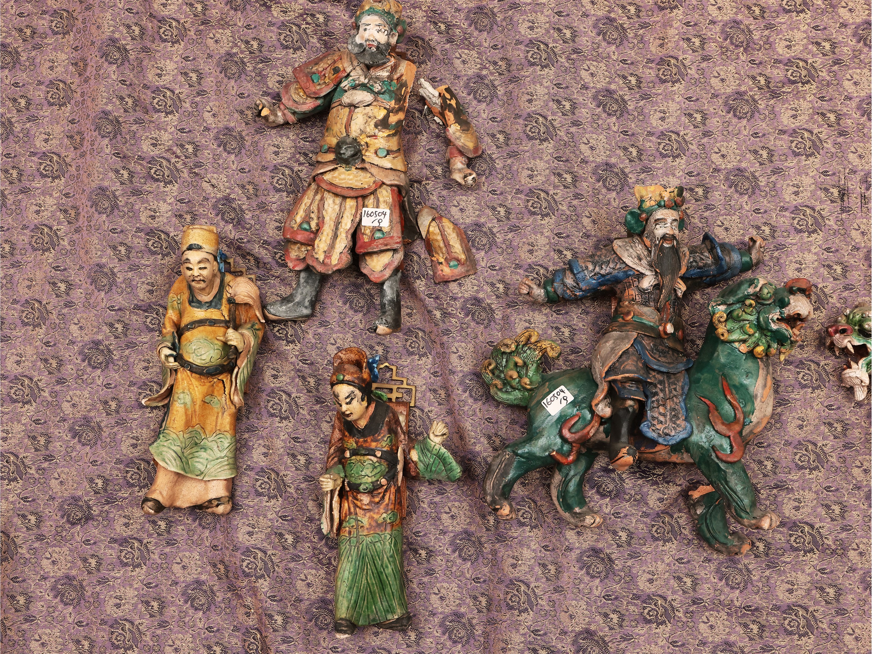 Gruppo di Nove Figure in Terracotta Invetriata, Cina