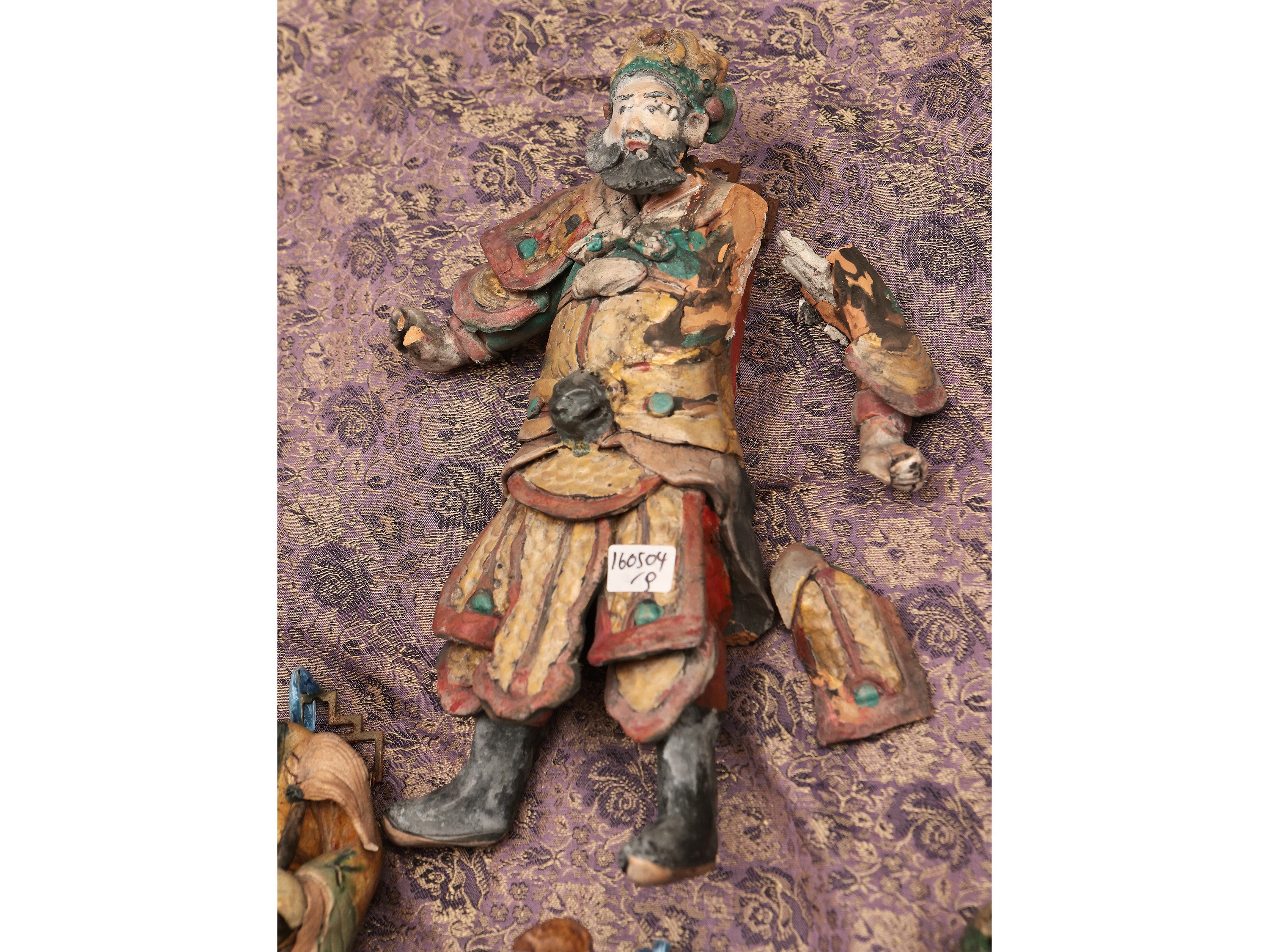 Gruppo di Nove Figure in Terracotta Invetriata, Cina