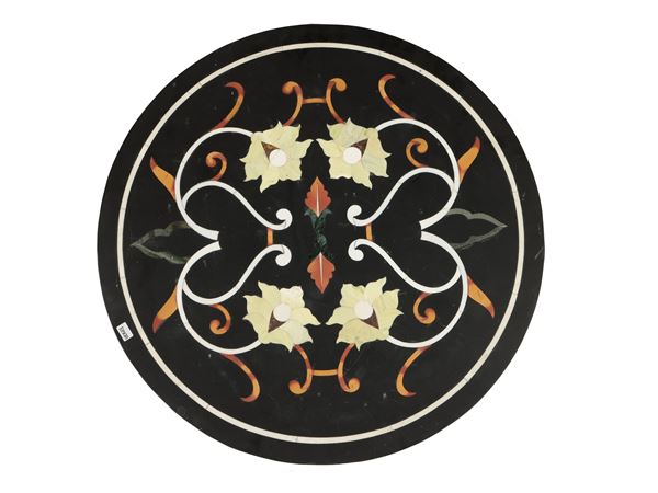 Piano circolare in commesso di marmi e pietre dure