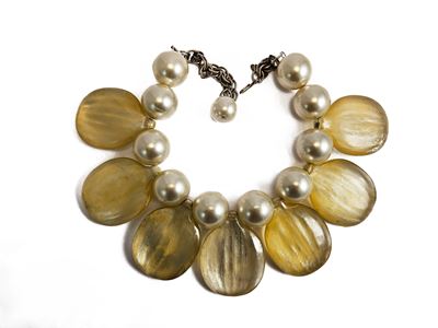 Julie Rubano, Grande Collana in Lucite e Perle Simulate