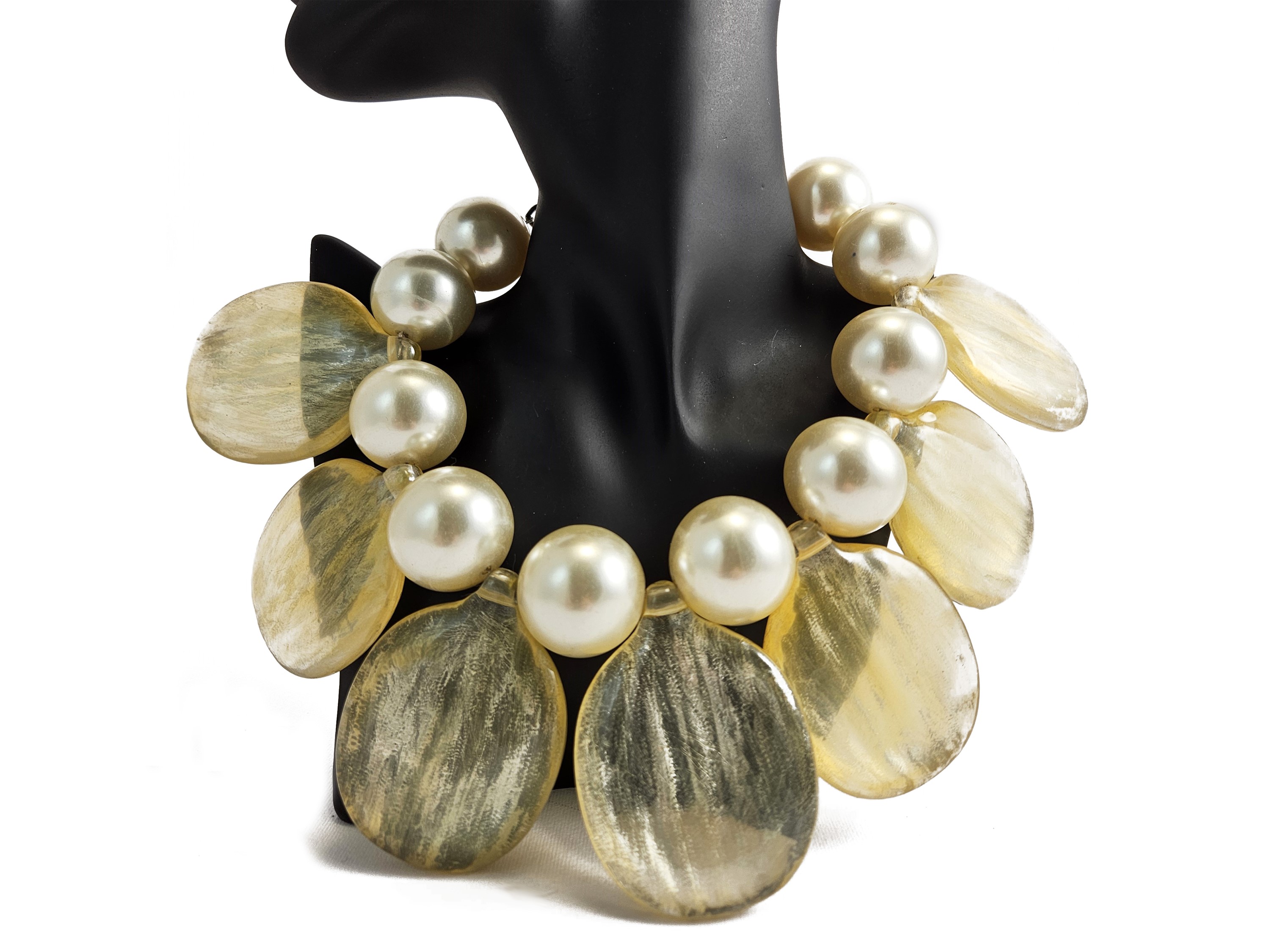 Julie Rubano, Grande Collana in Lucite e Perle Simulate