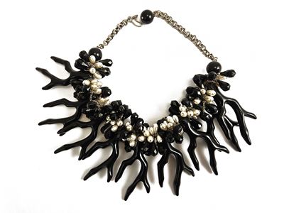 Julie Rubano, Grande Collana in Resina Nera e Perle Simulate