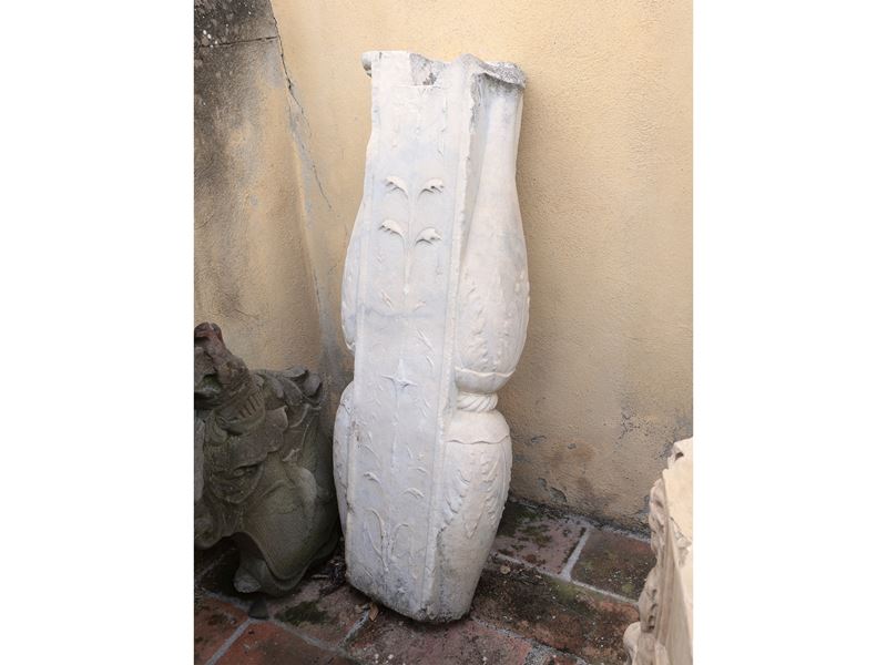 Due Antichi Frammenti in Marmo Bianco