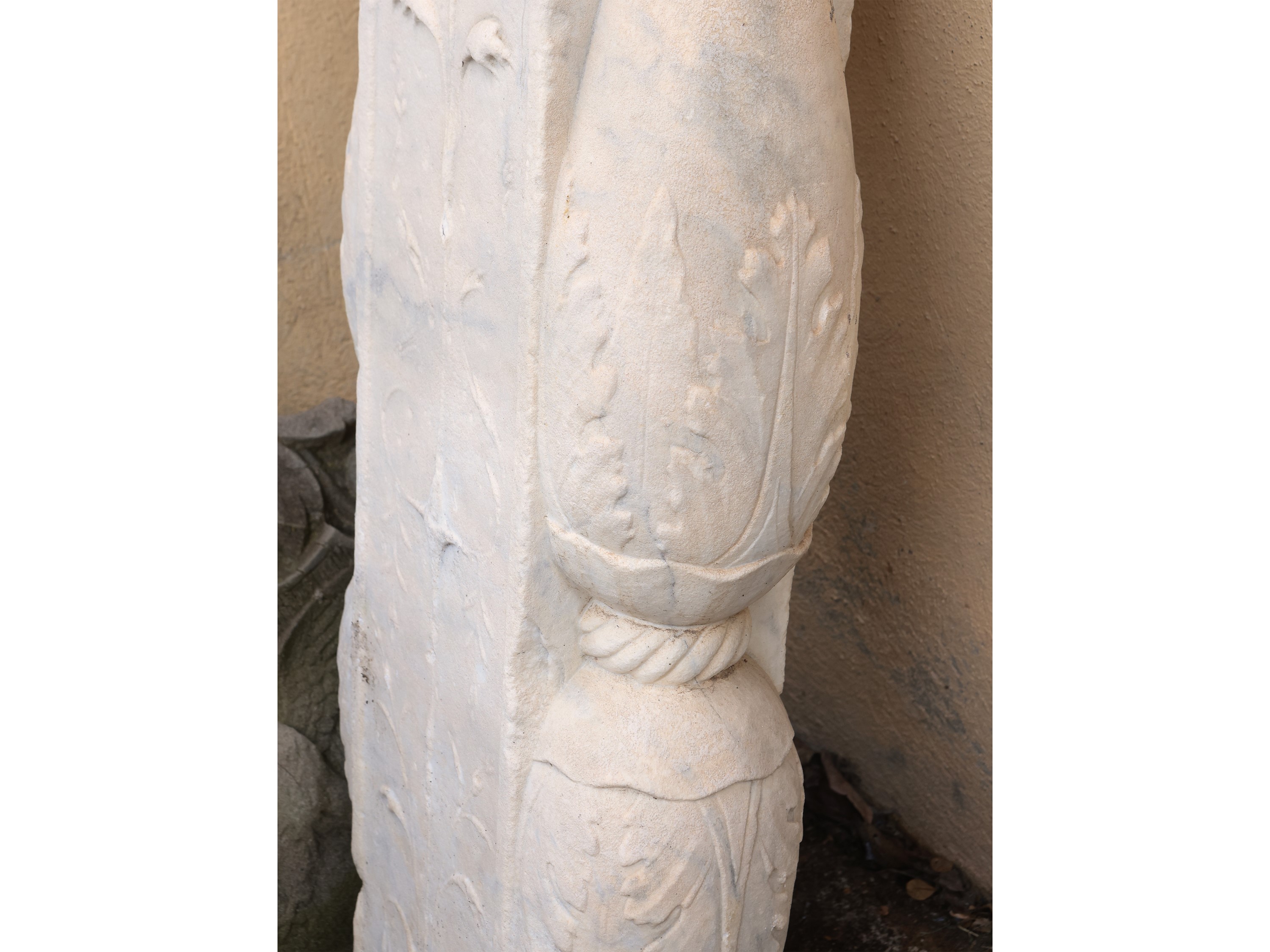 Due antichi frammenti in marmo bianco