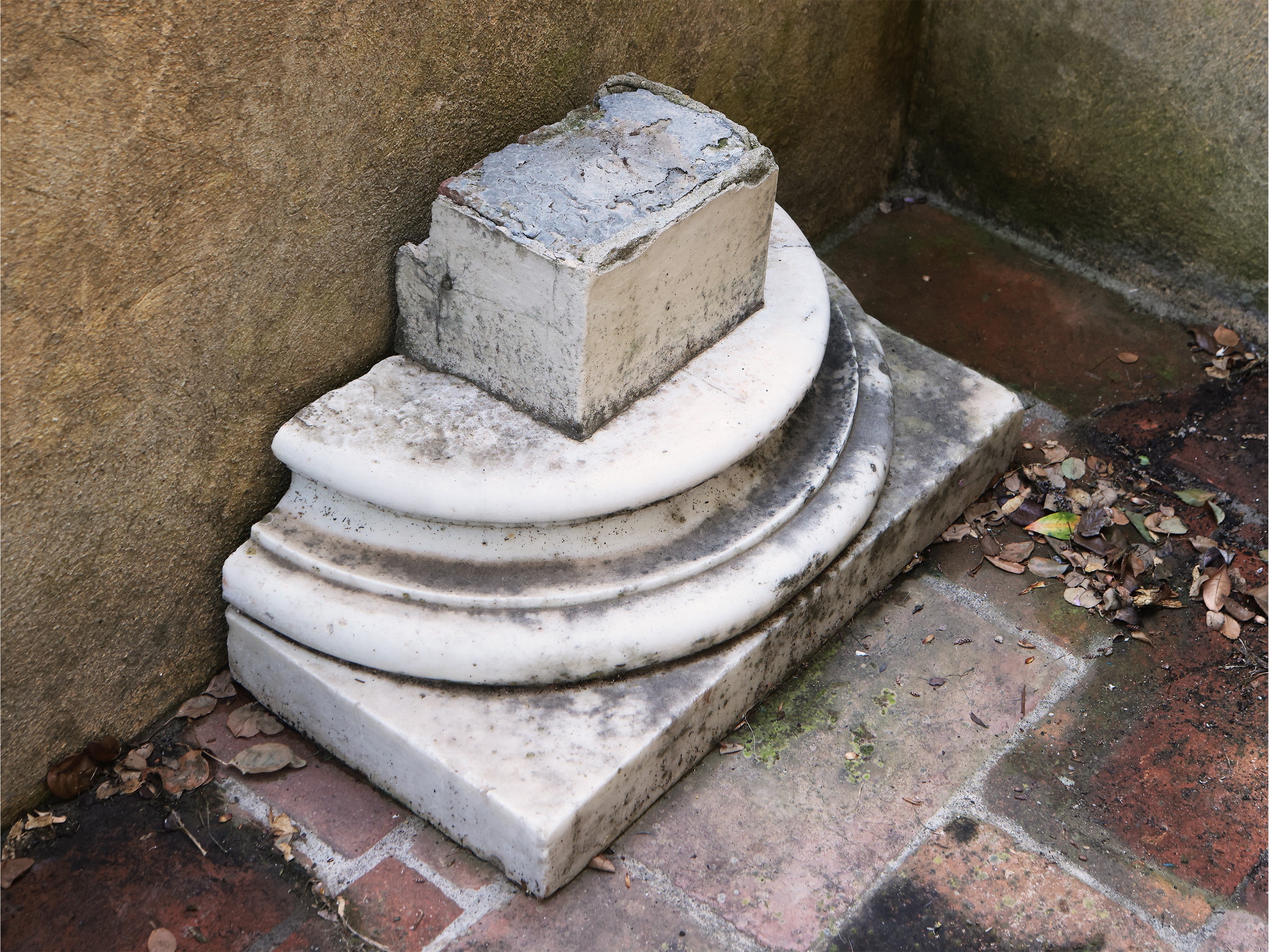 Due antichi frammenti in marmo bianco