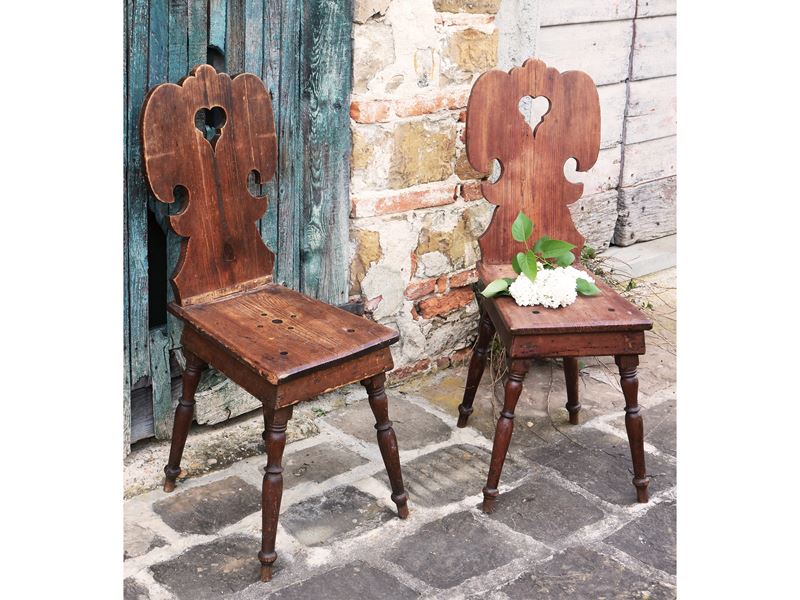 Coppia di Sgabelli Tirolesi in Legno Tenero