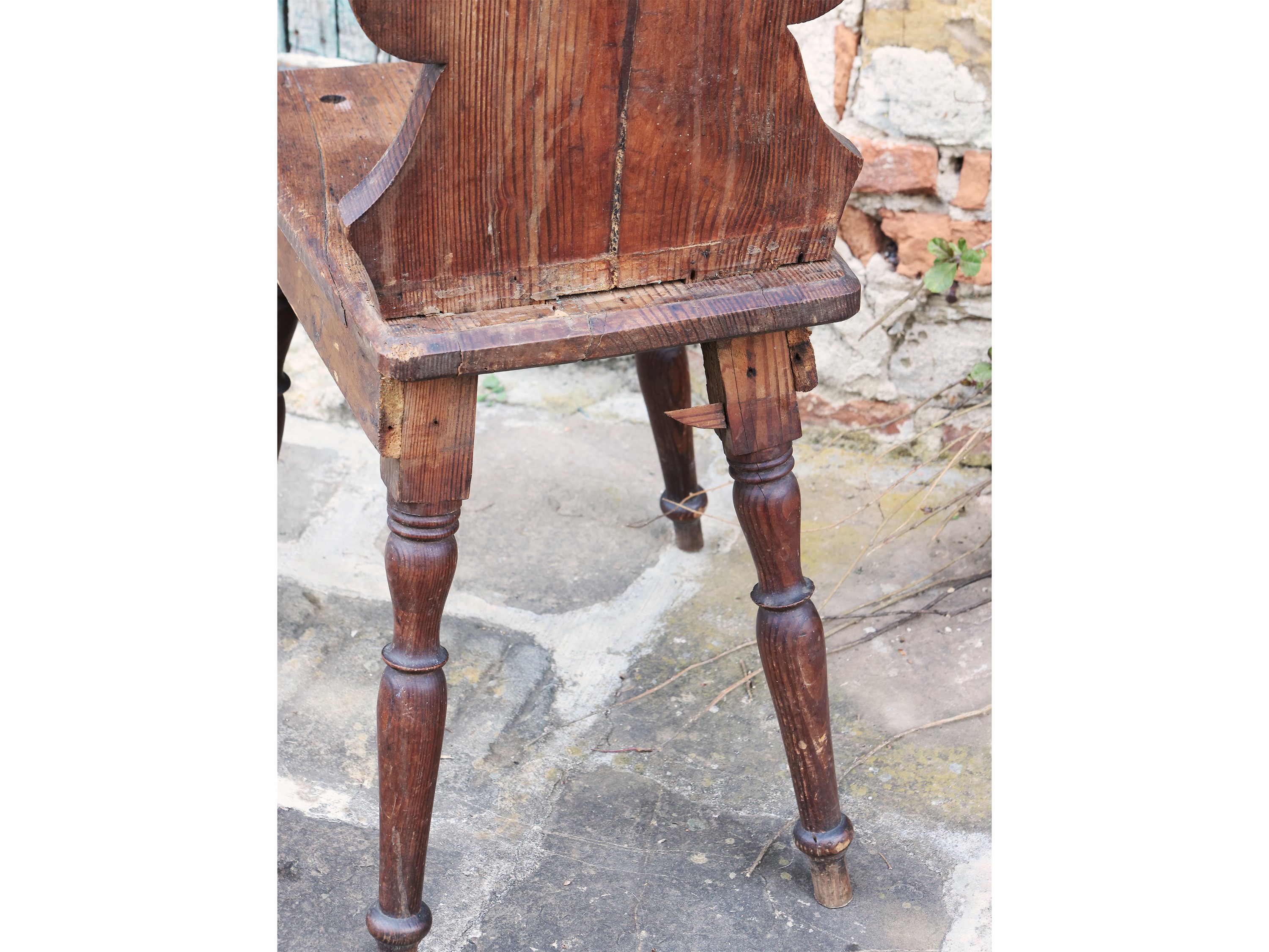 Coppia di Sgabelli Tirolesi in Legno Tenero
